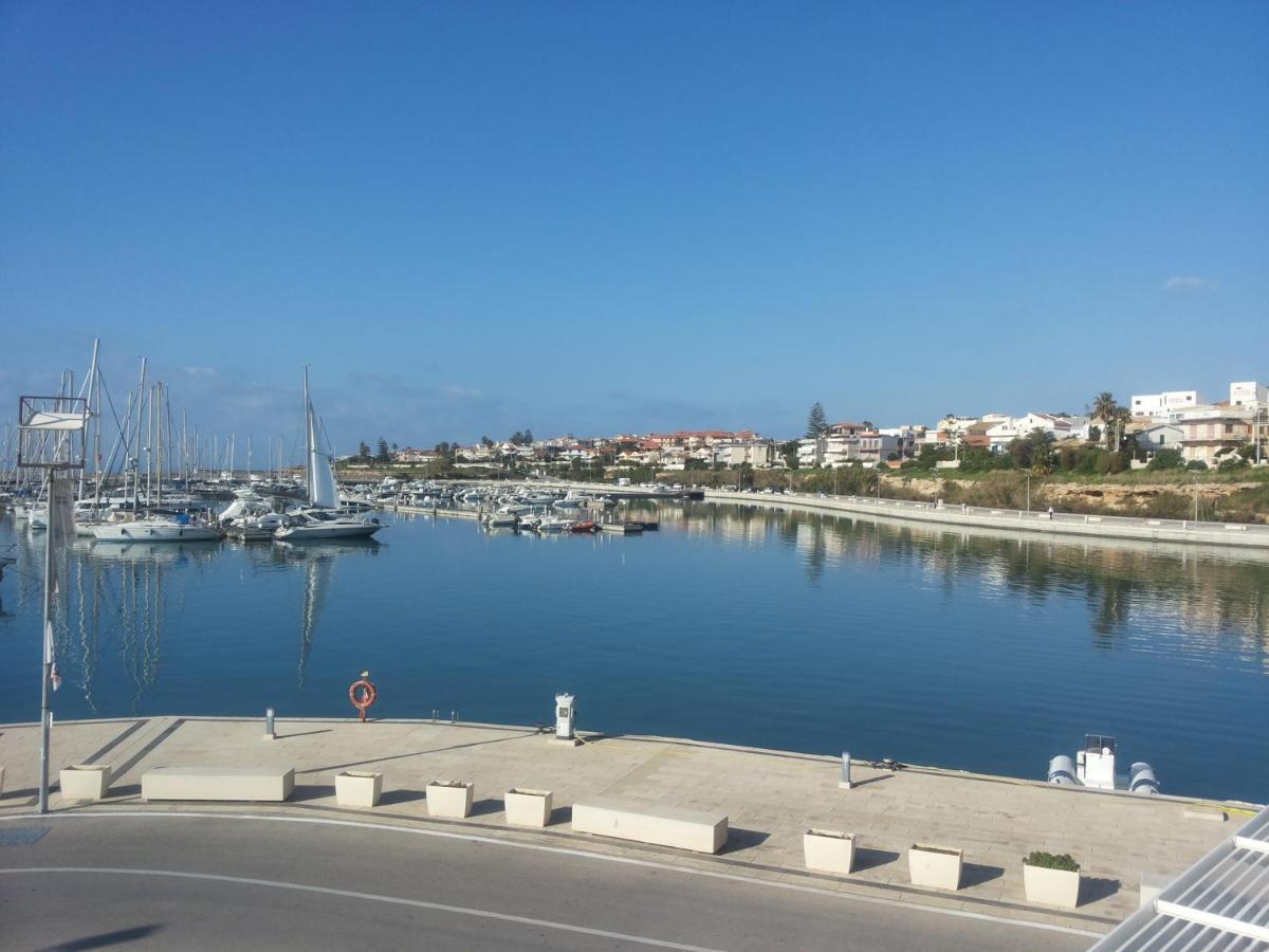 ホテル Acacia Marina マリーナ・ディ・ラグーザ エクステリア 写真